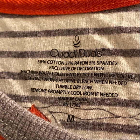 CuddlDuds 2 piece pajama set with hearts. - Picture 2 of 2